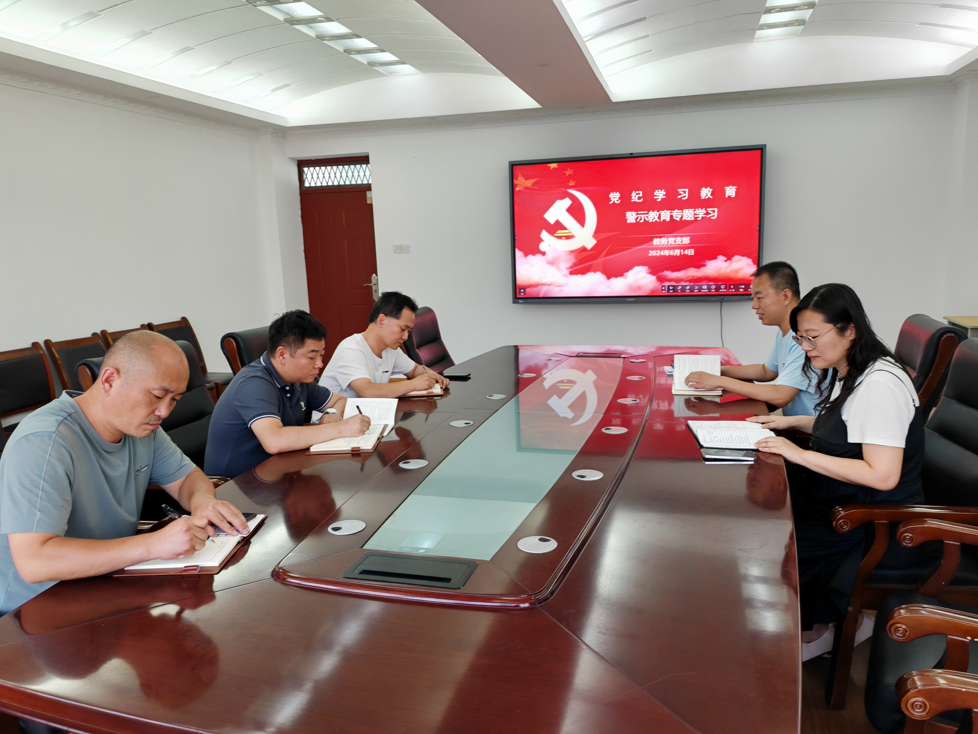 8e18b113594f4df48efa1e80a131efa1.jpg 8e18b113594f4df48efa1e80a131efa1.jpg