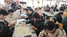 旅游与食品学院举办冬至包饺子活动