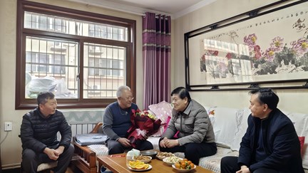 春节前夕，我校开展走访慰问 老党员、老干部活动